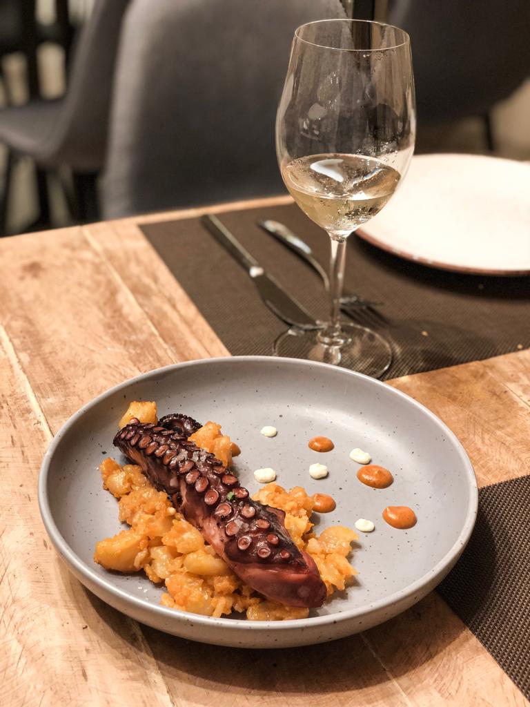 BOQUET RESTAURANT — Comida y bebida