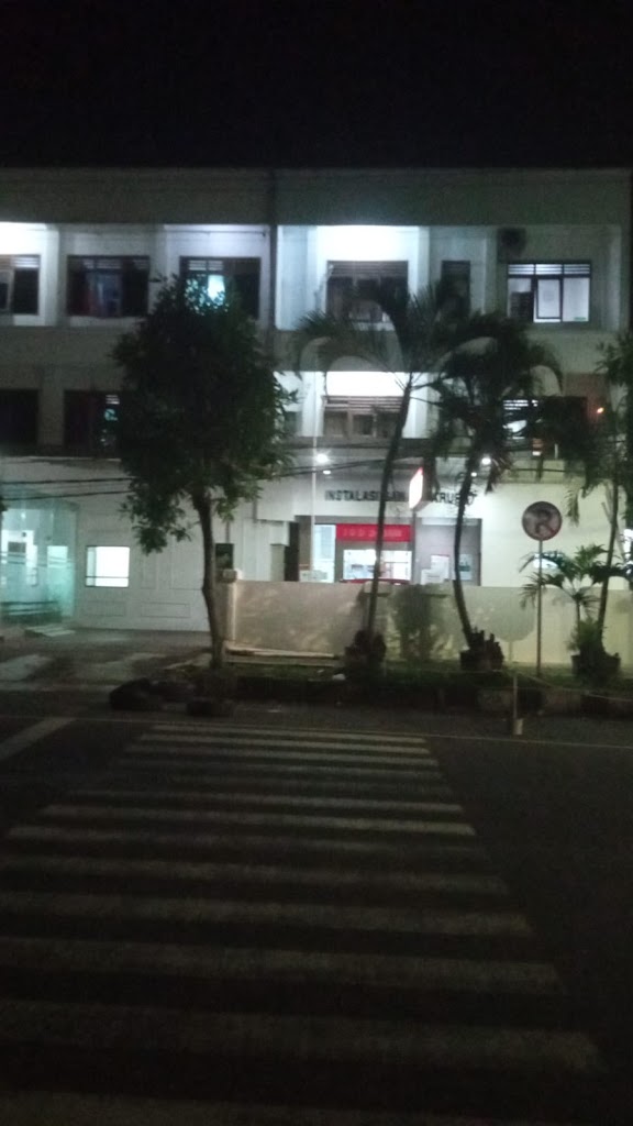 POLES BARET KACA MOBIL SALON MOBIL