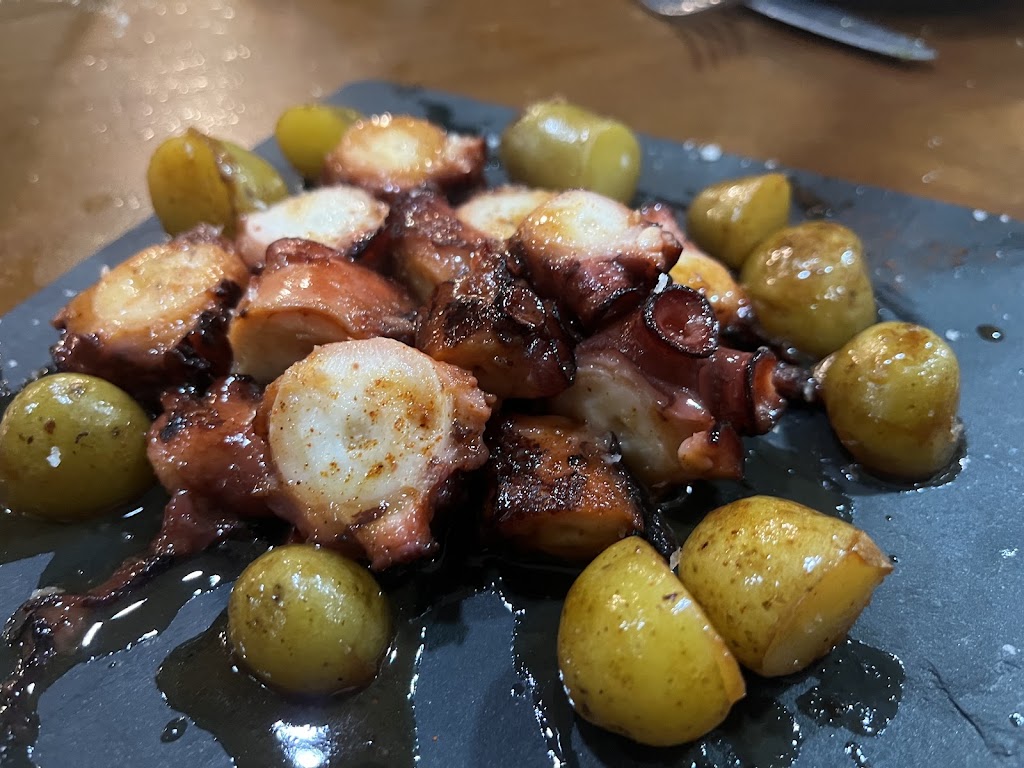 Meson El Sotanillo — Comida y bebida