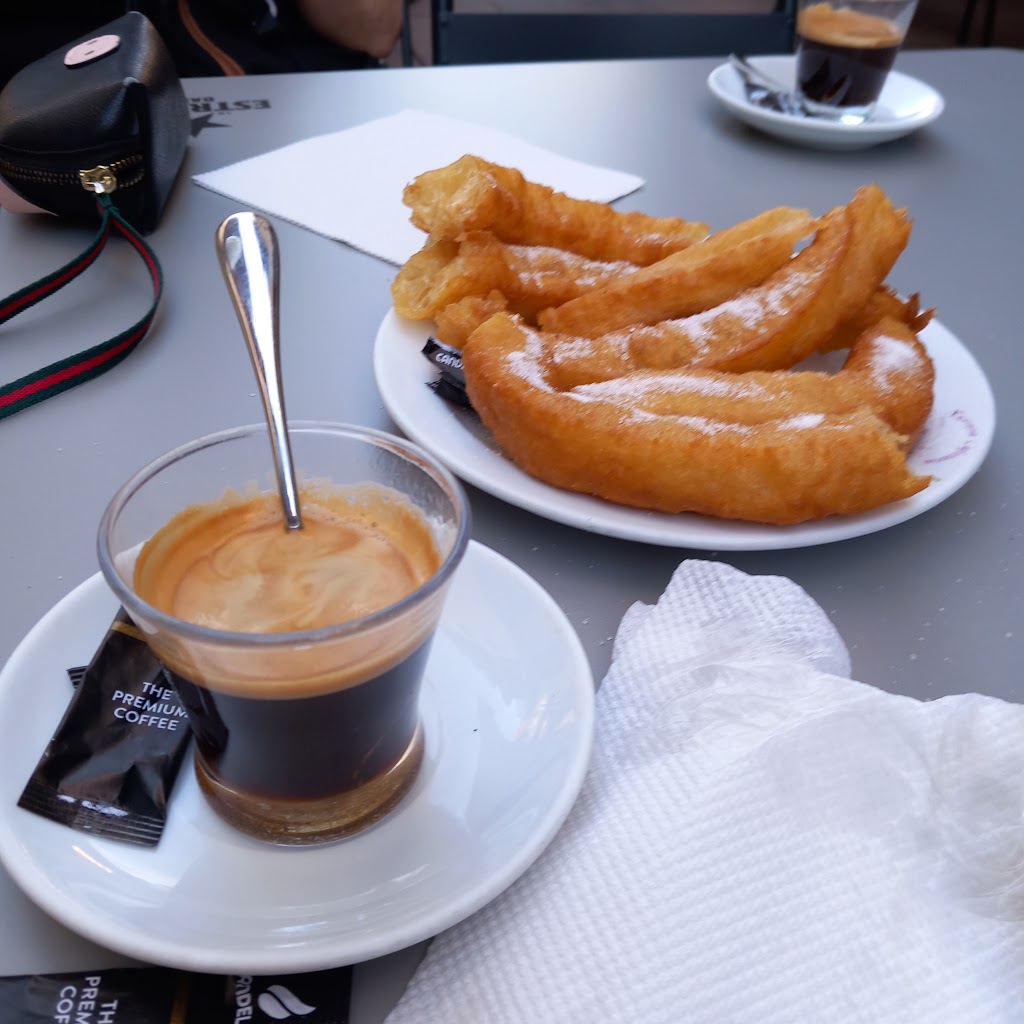 Xurreria cafeteria J&M — Comida y bebida