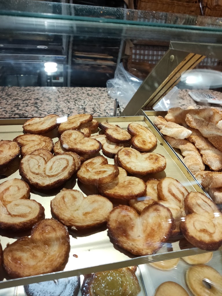 Forn i Pastisseria Sant Antoni — Comida y bebida