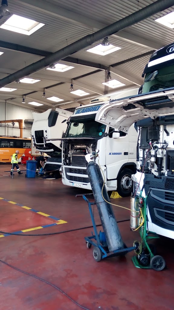 Volvo Truck Center SL — Interior