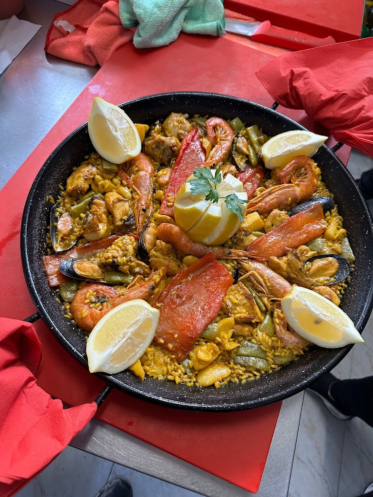 Cerveceria Casino — Comida y bebida
