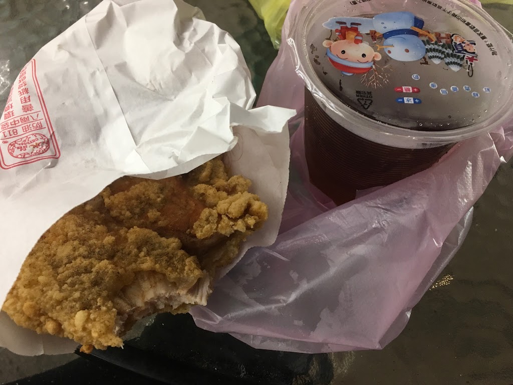 通霄脆多汁比臉大G排炸雞店 的照片