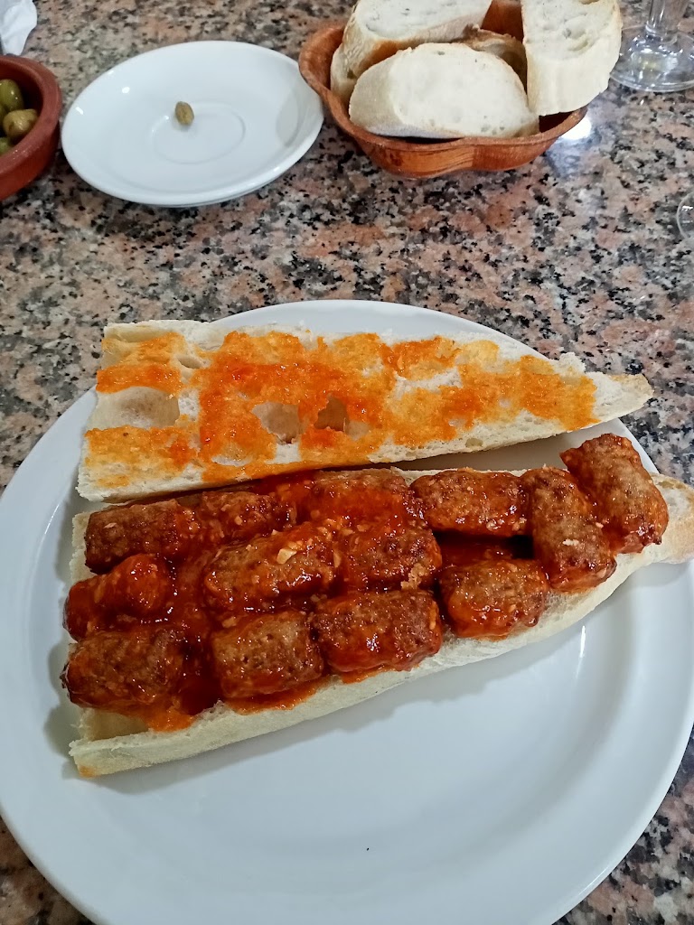 Bar La Caverna — Comida y bebida