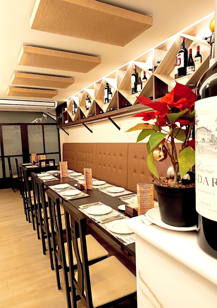 Recuerdos Tapas Bodega — Ambiente
