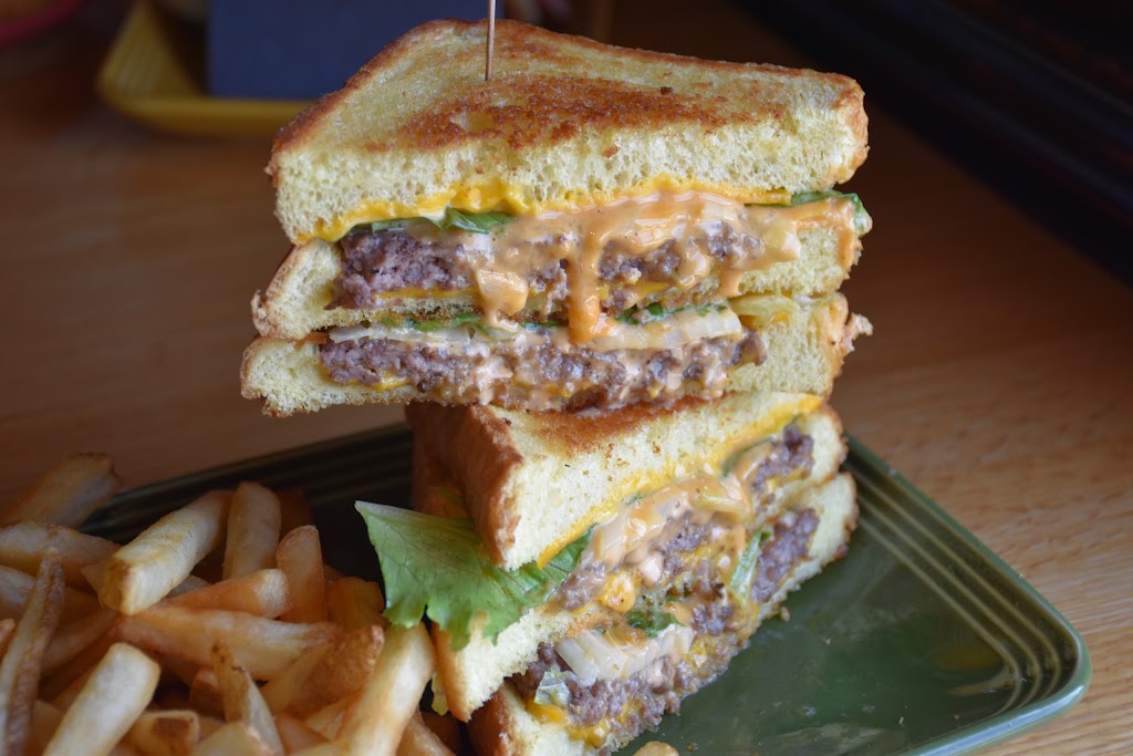  Lucky Star Pub & Eatery