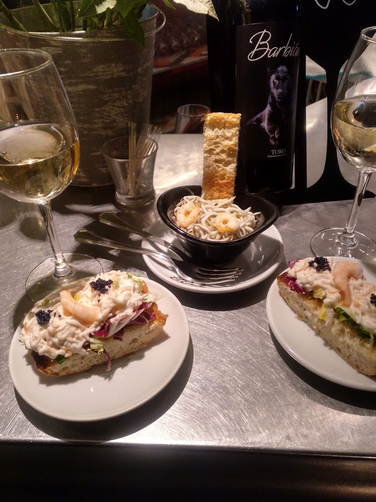 Bar 4 Esquinas — Comida y bebida