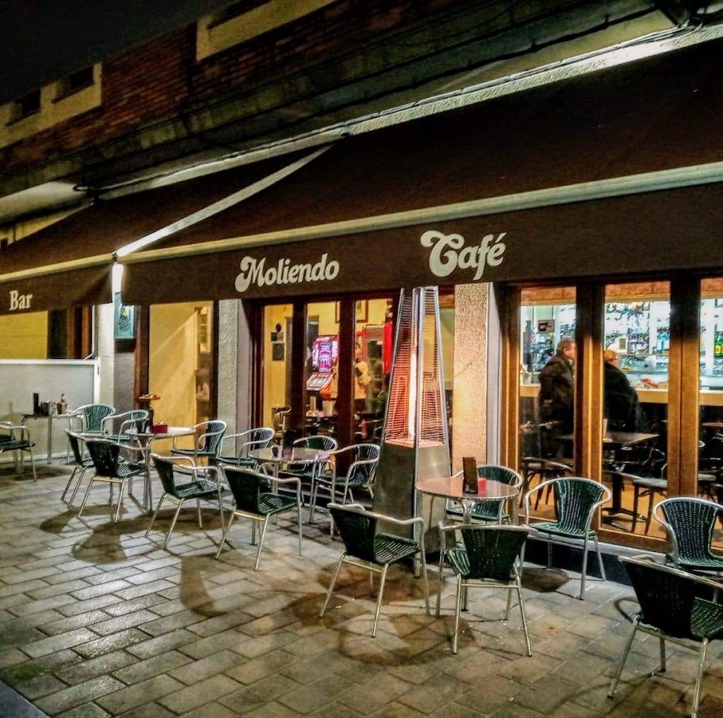 Cafe bar moliendo cafe