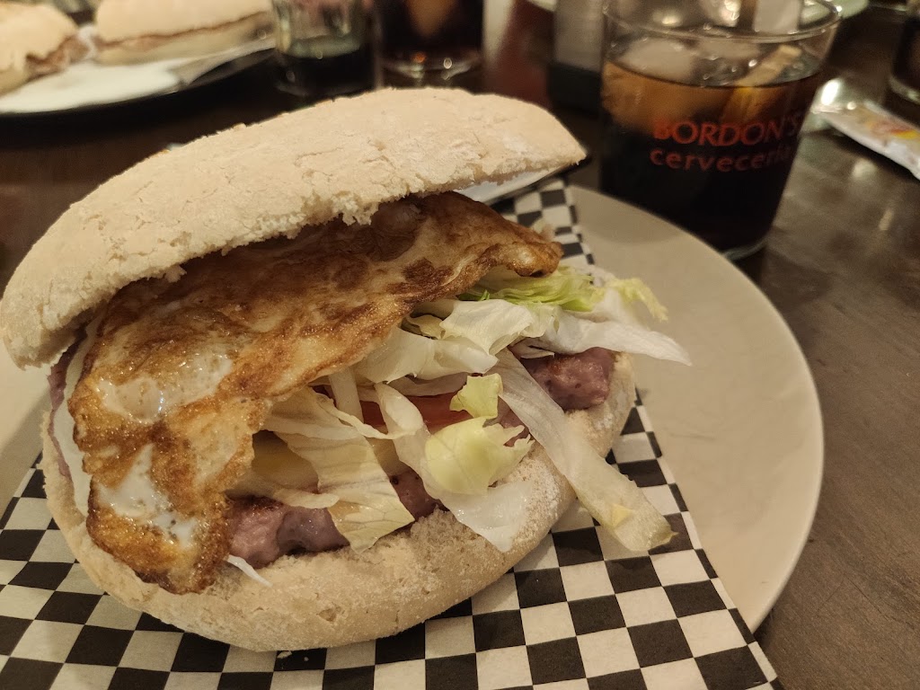 Cerveceria Bordon's — Comida y bebida
