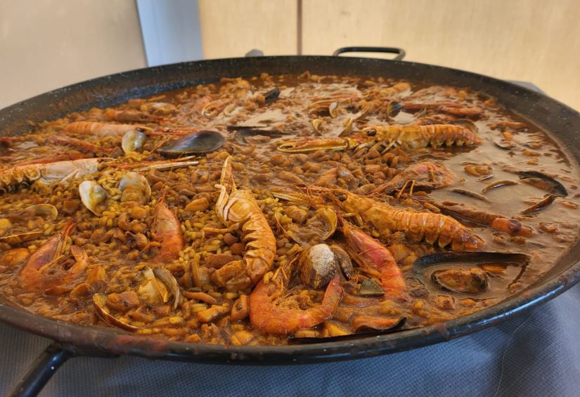 Restaurante chill out Komo — Paella