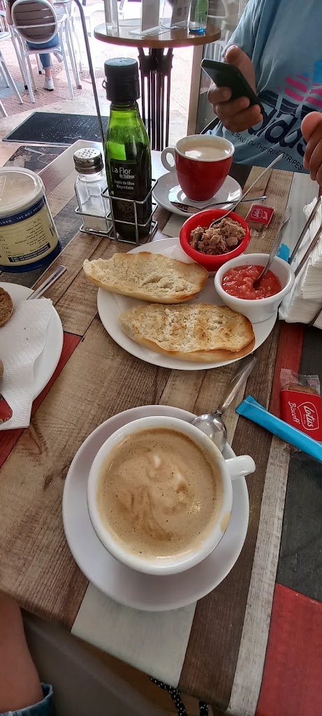 Cafeteria El Desvan — Comida y bebida