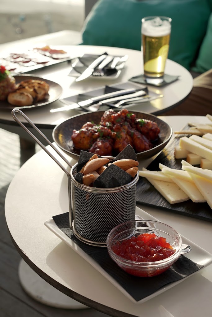Rooftop & Terrace Aloe — Comida y bebida