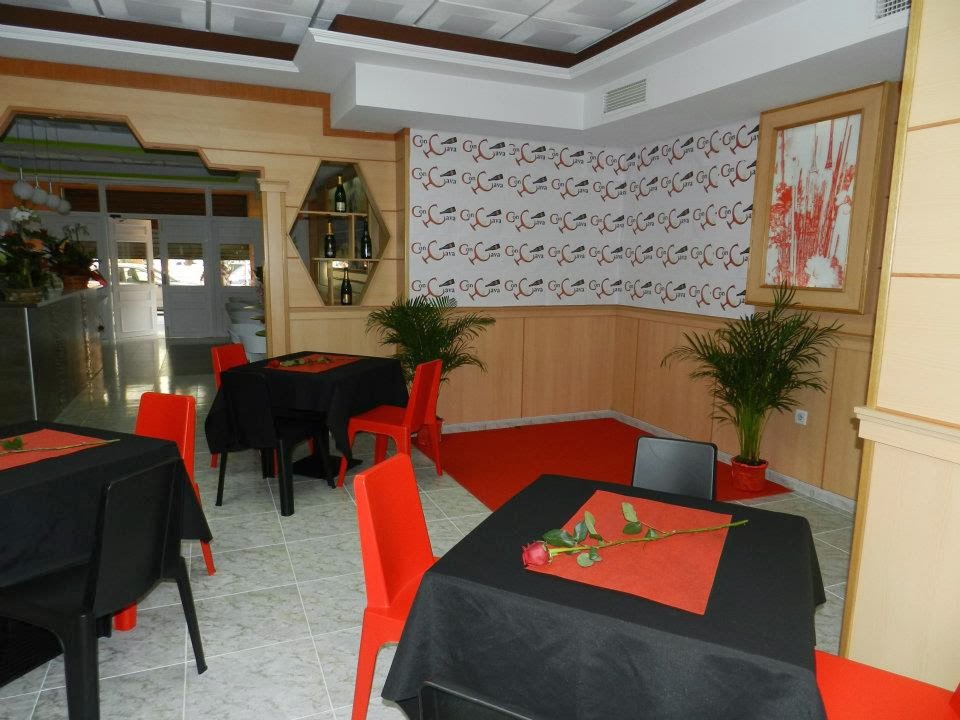 CAFE RESTAURANTE CON CAVA — Ambiente