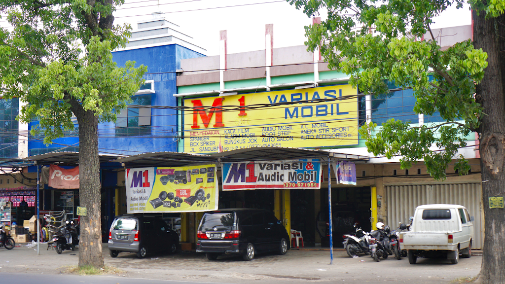 M1 Variasi Mobil Lombok
