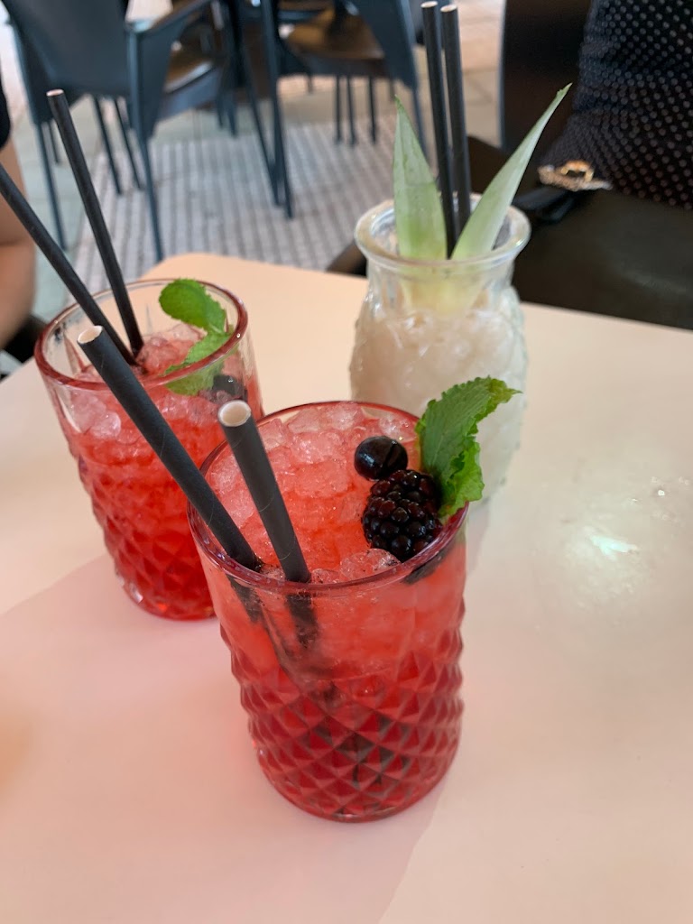 Bonnet Cocktail Bar — Comida y bebida