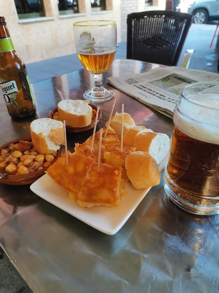 Cafe Bar Cafe's — Comida y bebida