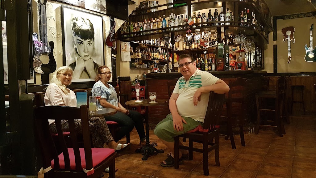 IRISH ANA'S BAR — Ambiente
