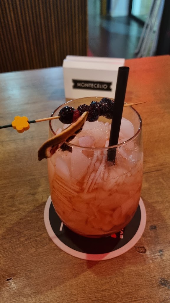 Sansa Lounge Bar — Comida y bebida