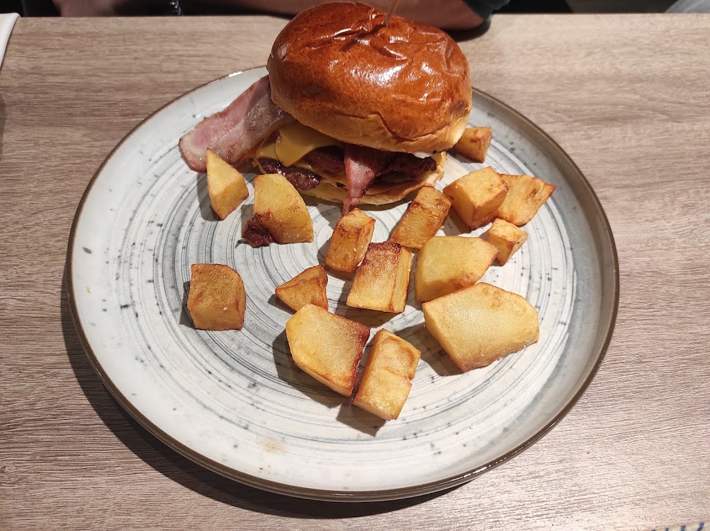 Restaurante Lomo Bajo — Comida y bebida