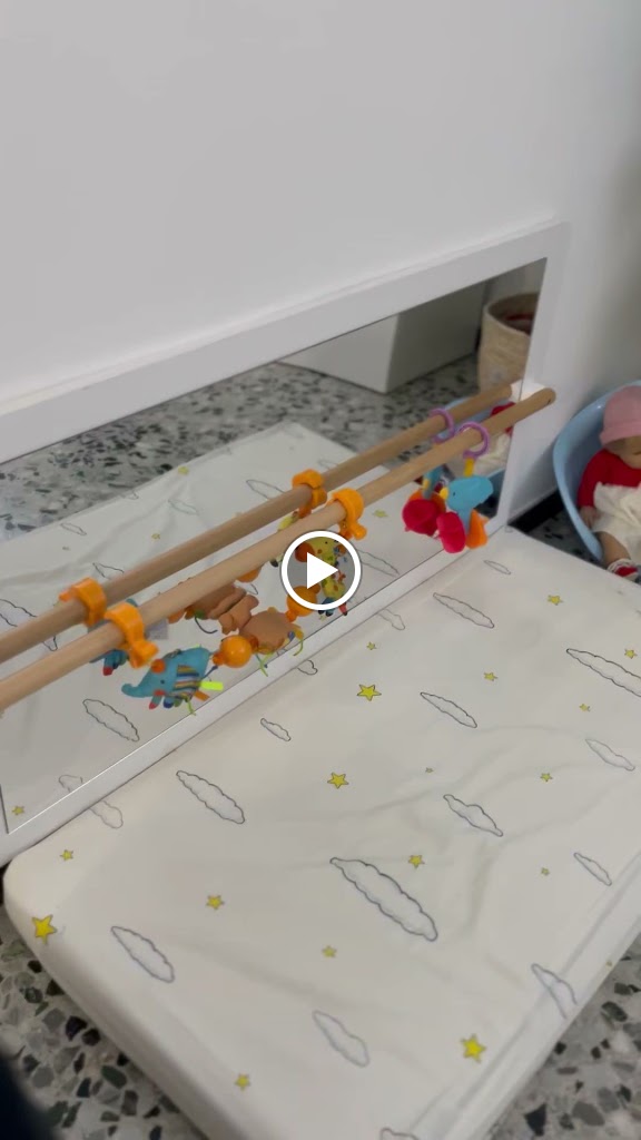 El Petit Riu - Mare de dia - Llar de crianca — Videos