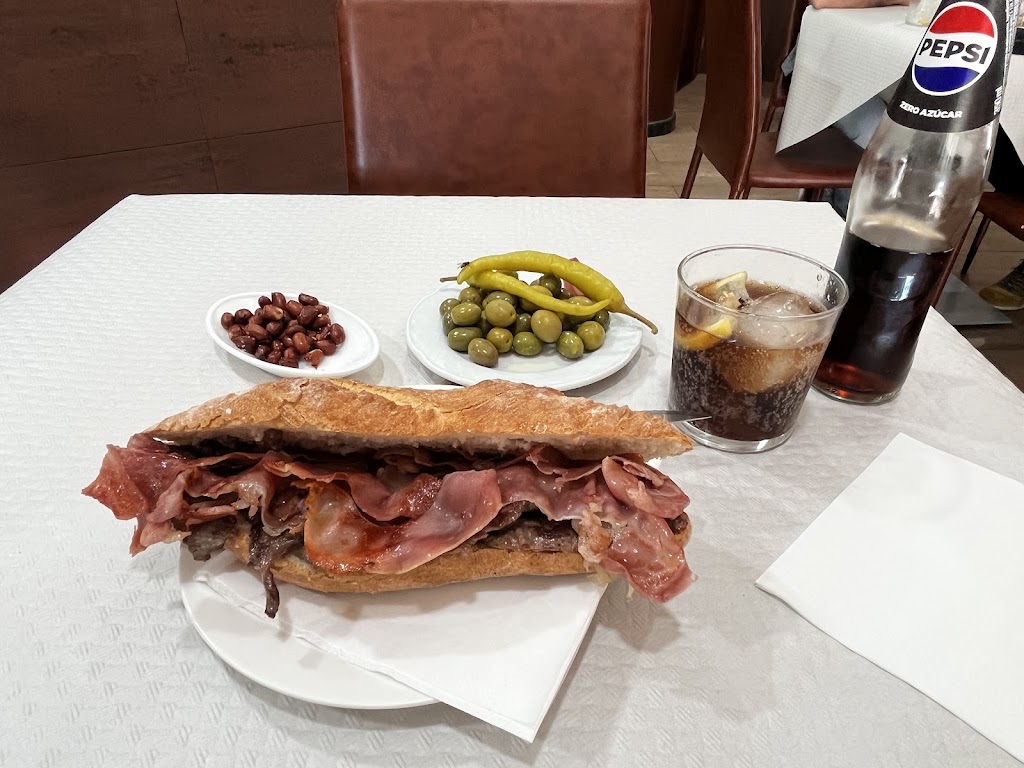 Bar 9 — Comida y bebida