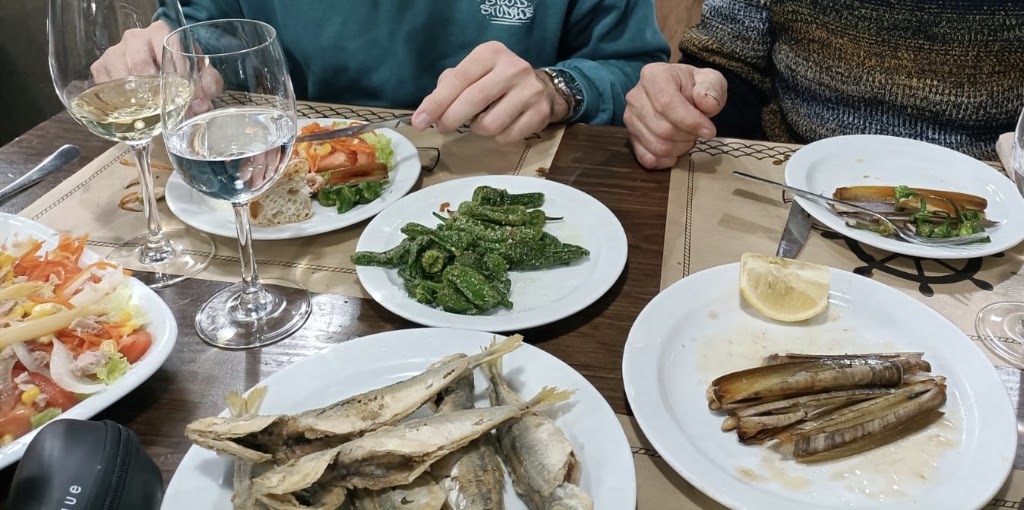 Taperia O Pelao — Comida y bebida