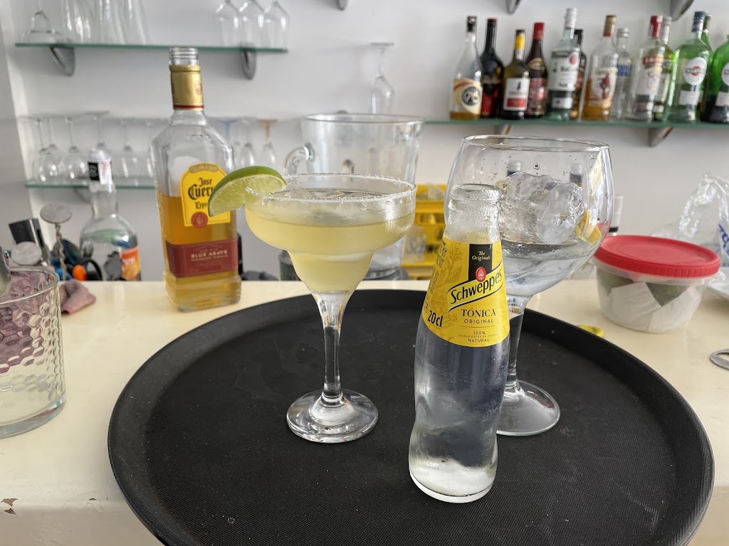 Wine & Cafe — Comida y bebida