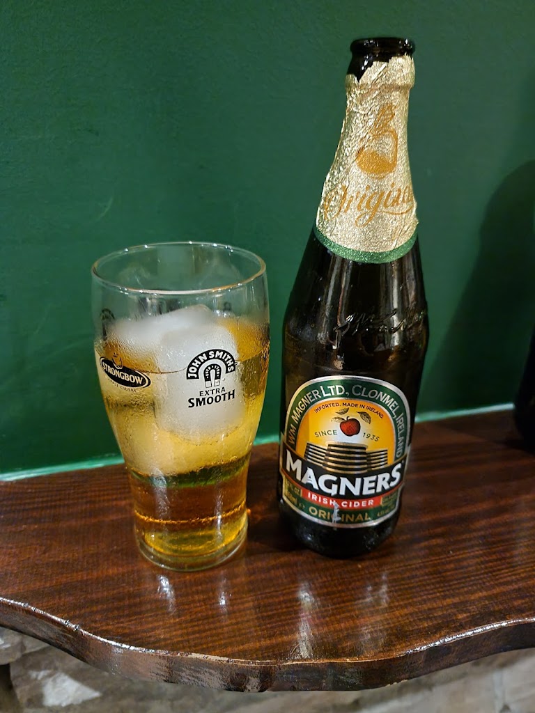 Pogs The Old Irish Pub — Comida y bebida