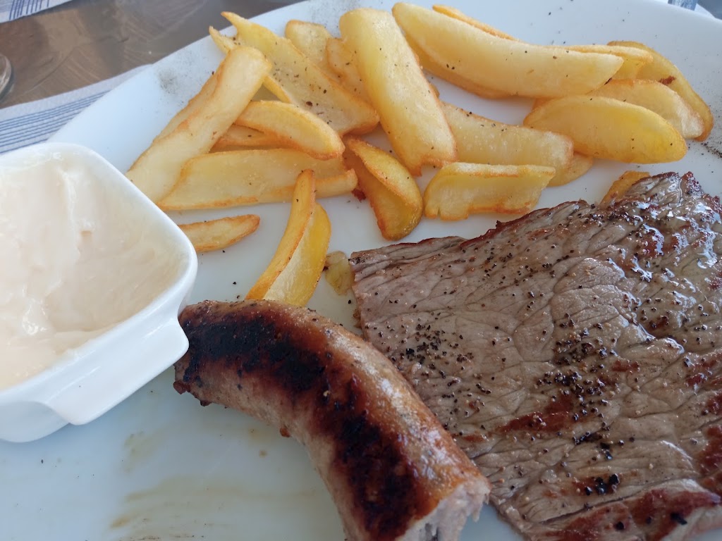 Bar La Avenida — Comida y bebida