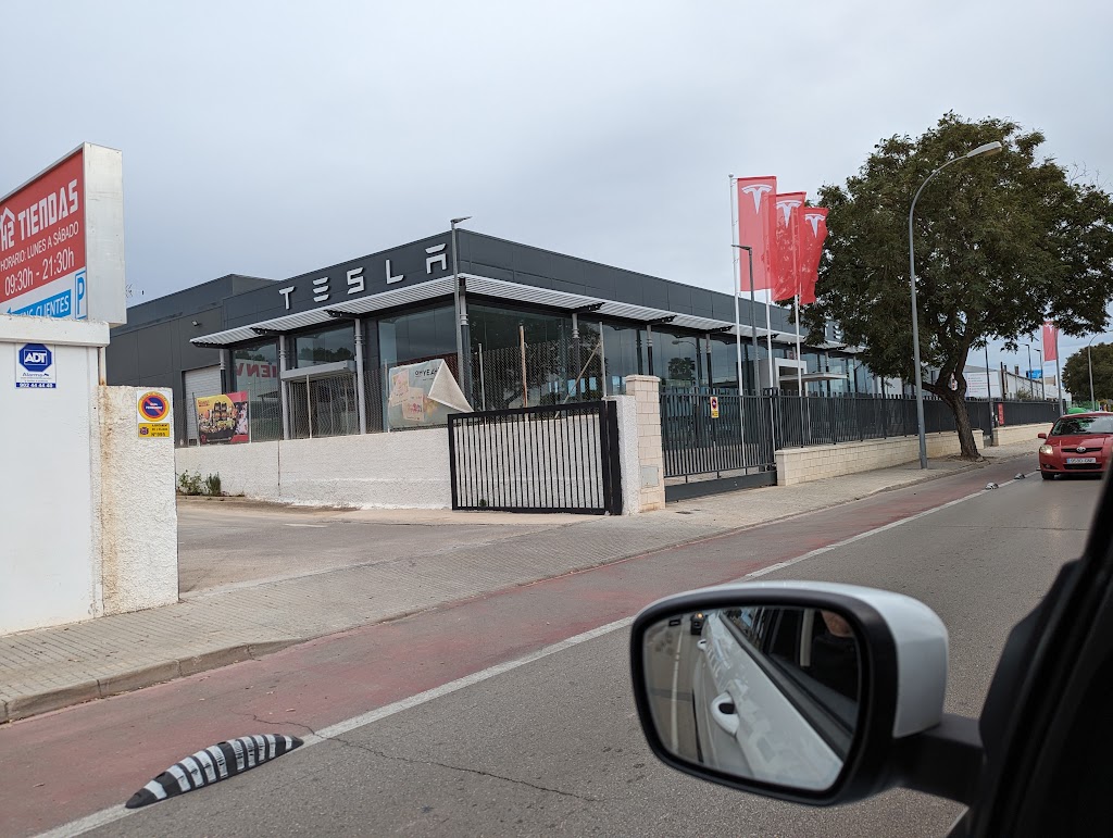 Tesla Center Valencia 2 La Eliana — Automovil