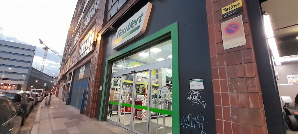 Feu Vert — Exterior