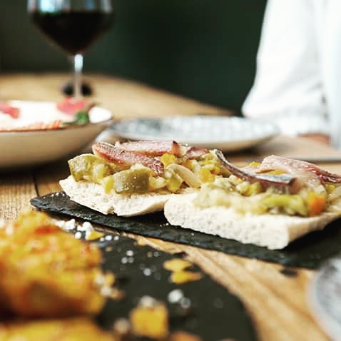 Taberna Chico Calla Elx — Comida y bebida