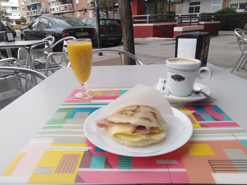 Cafe Bar La Plaza — Comida y bebida
