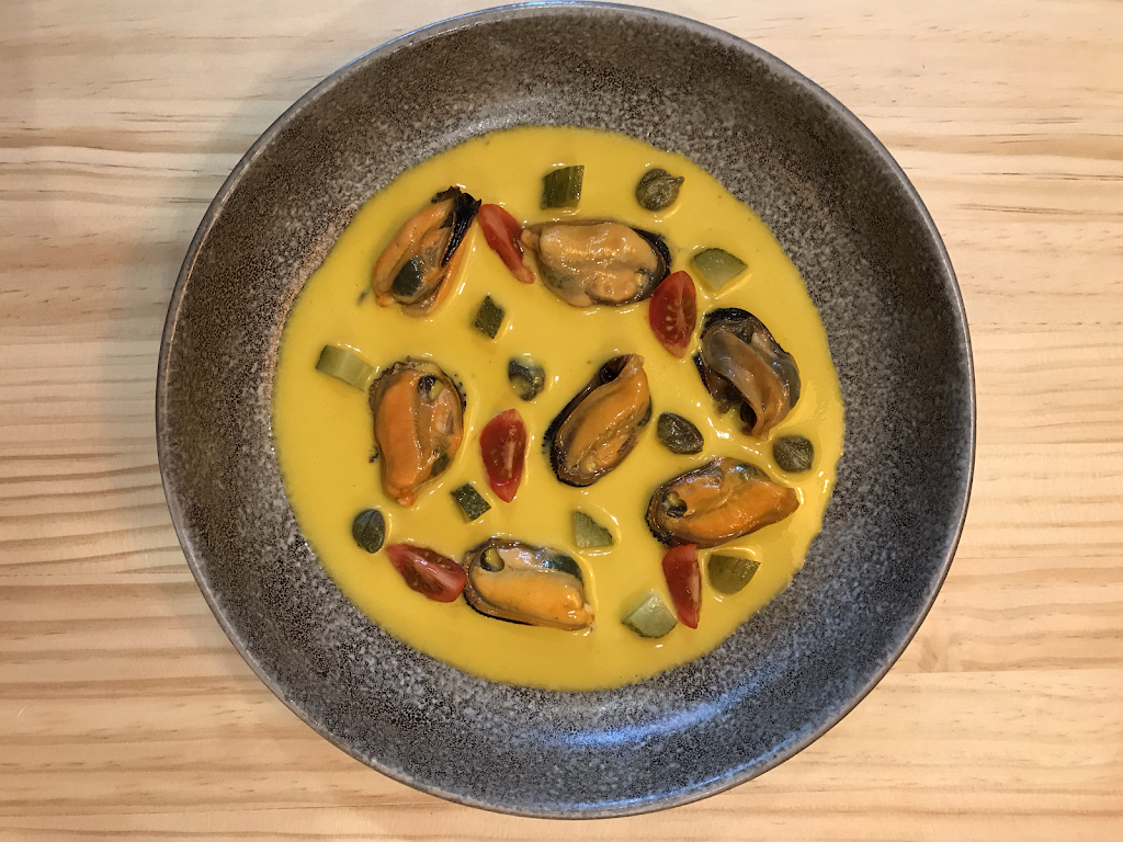 Hibrid Cafe Restaurant — Comida y bebida
