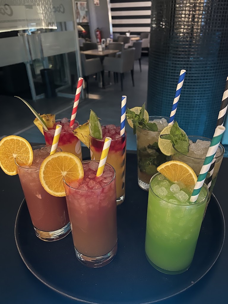 Cocktail Club — Comida y bebida