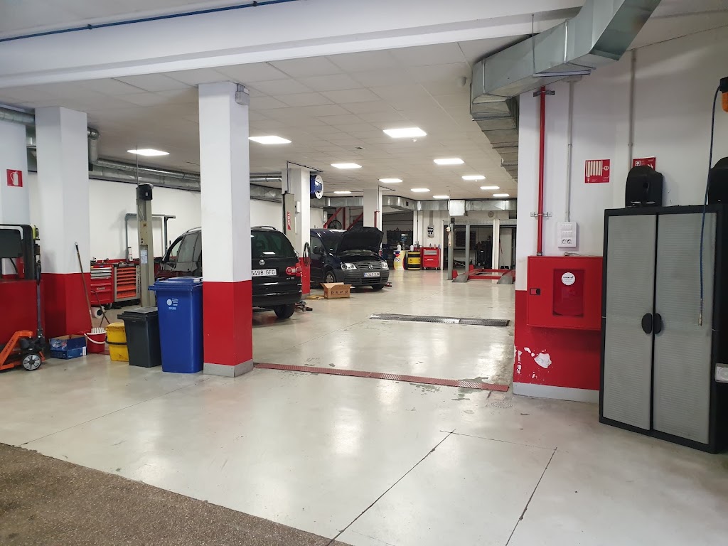 MECANICA Y NEUMATICOS IZARRA — Interior