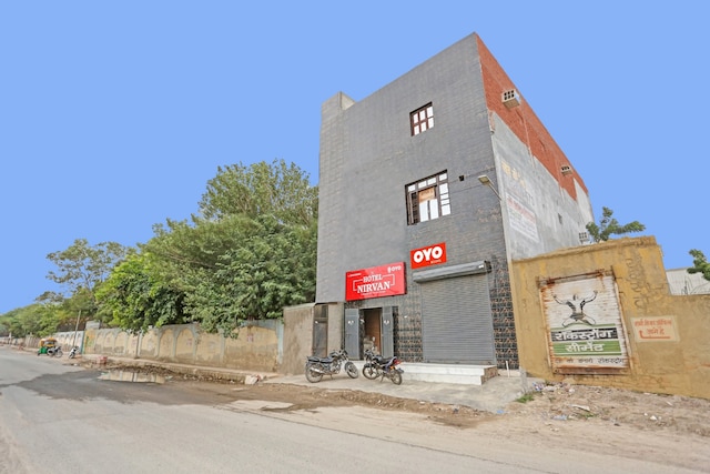 Oyo Hotel Nirvan Near Jahangirpuri Metro Station
