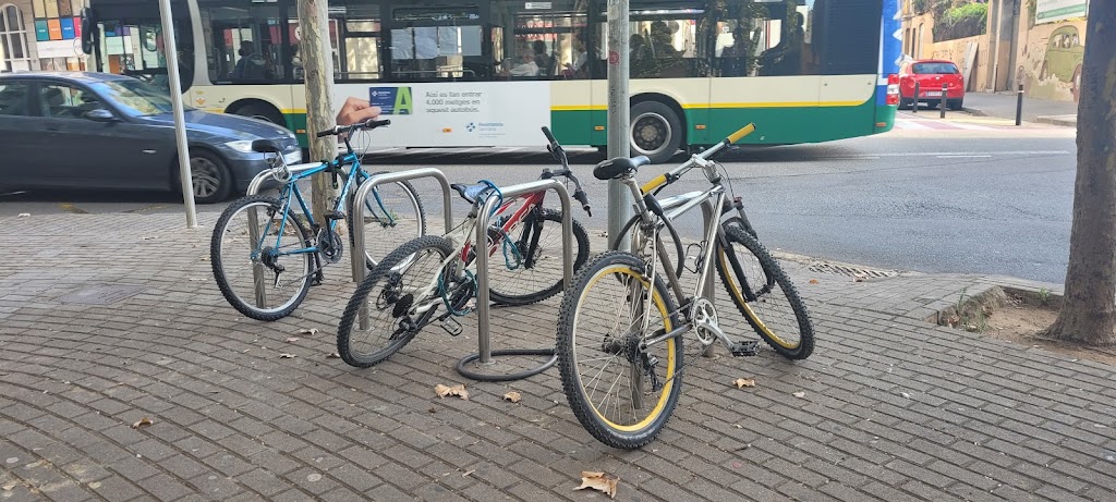 Aparcabicis al carrer Sallares i Pla