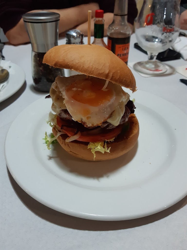 Cafe Bar Oufti — Comida y bebida