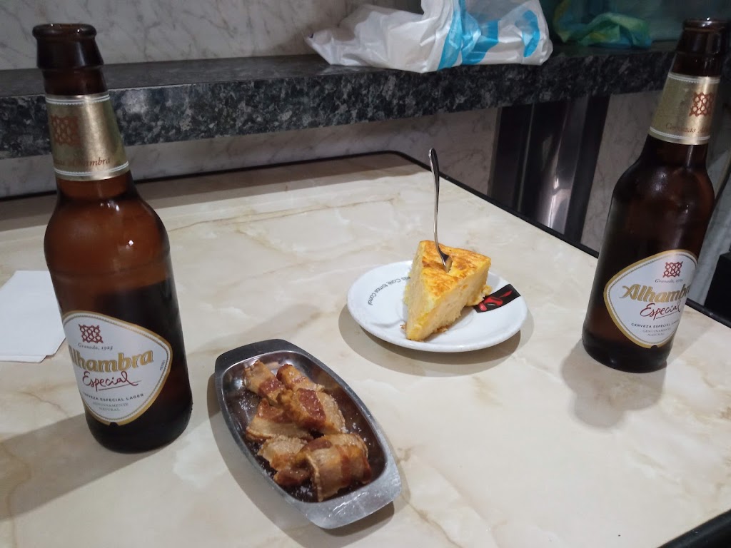 Bar Salvador Cafe — Comida y bebida
