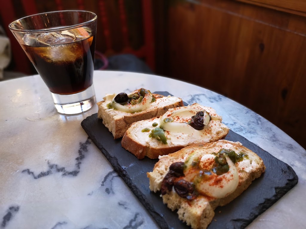 Bodega La Rentaora — Comida y bebida