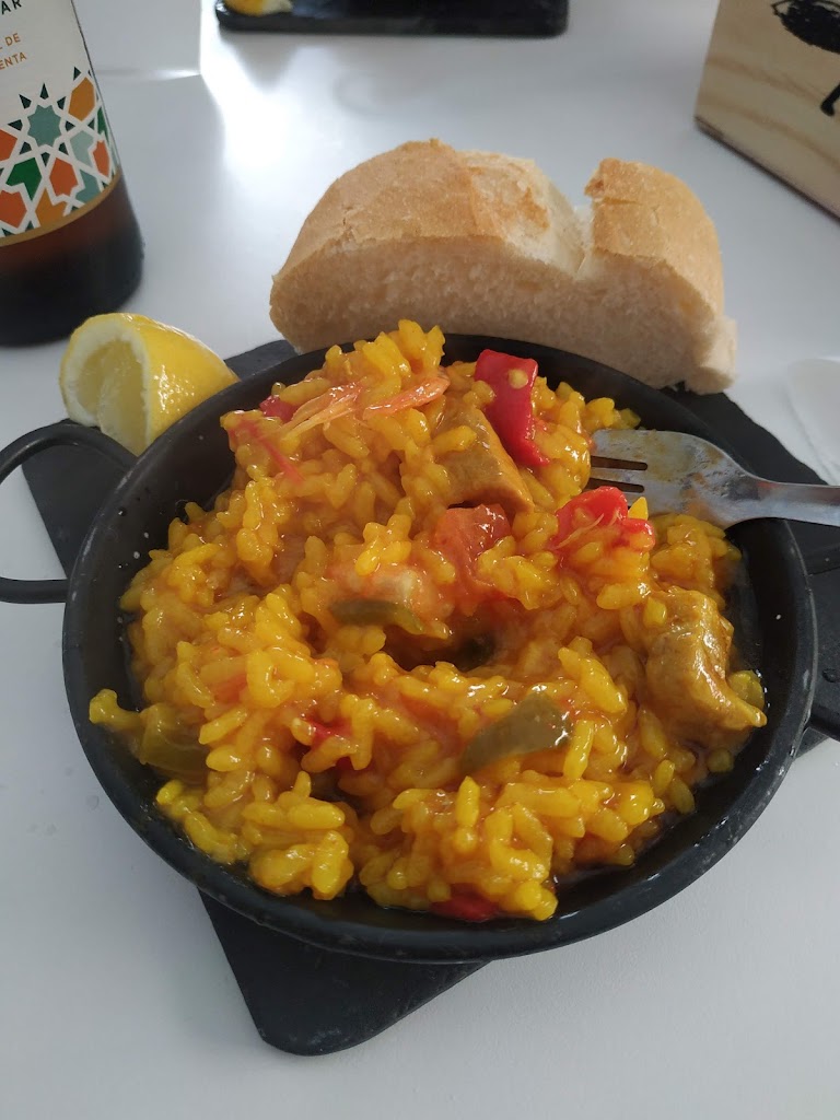 CASTILLO CAFE&BAR — Paella