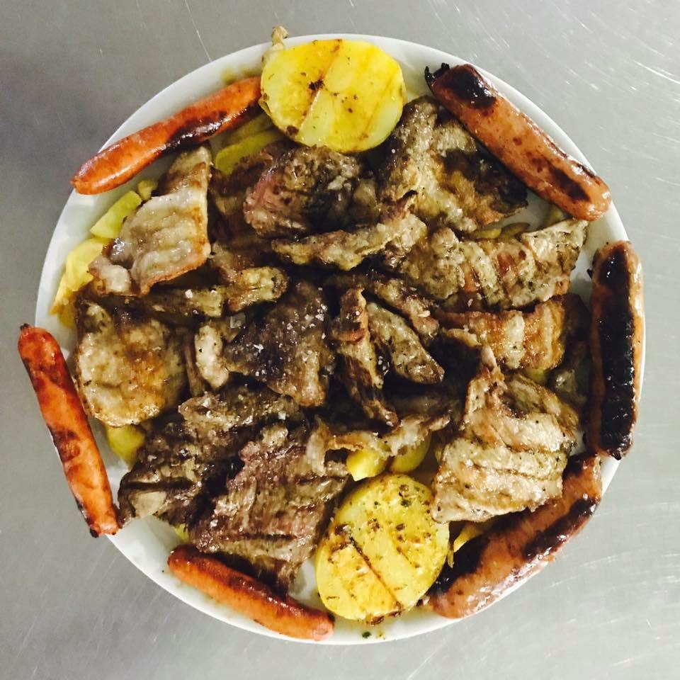 bar los cazadores 2 — Comida y bebida