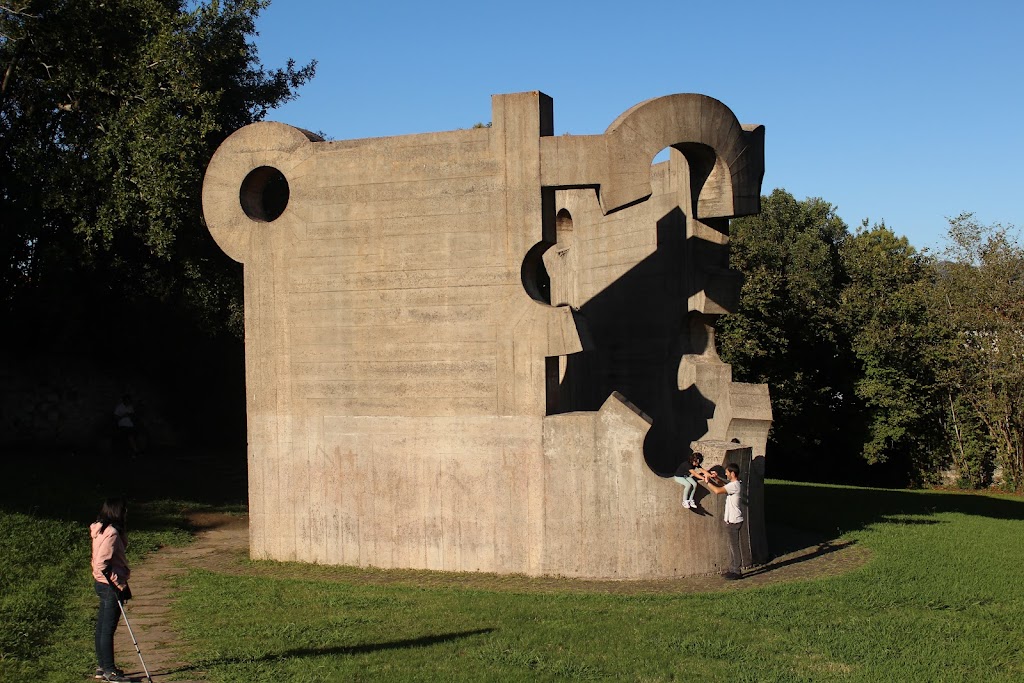Escultura Eduardo Chillida. Gure aitaren etxea, La casa de nuestro padre (1987)