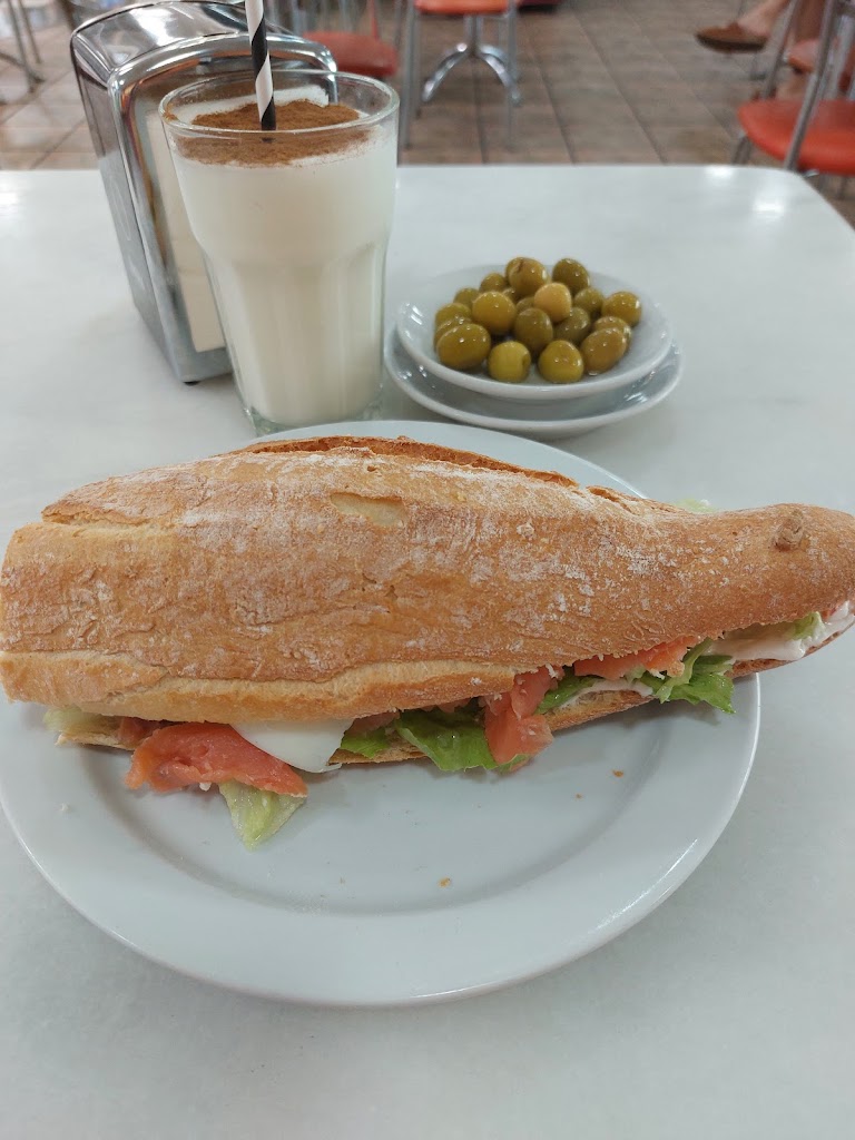 Baguet Dor Restaurante Carrefour — Comida y bebida