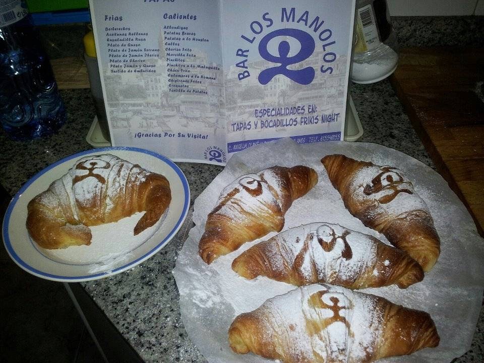 Los Manolos — Comida y bebida