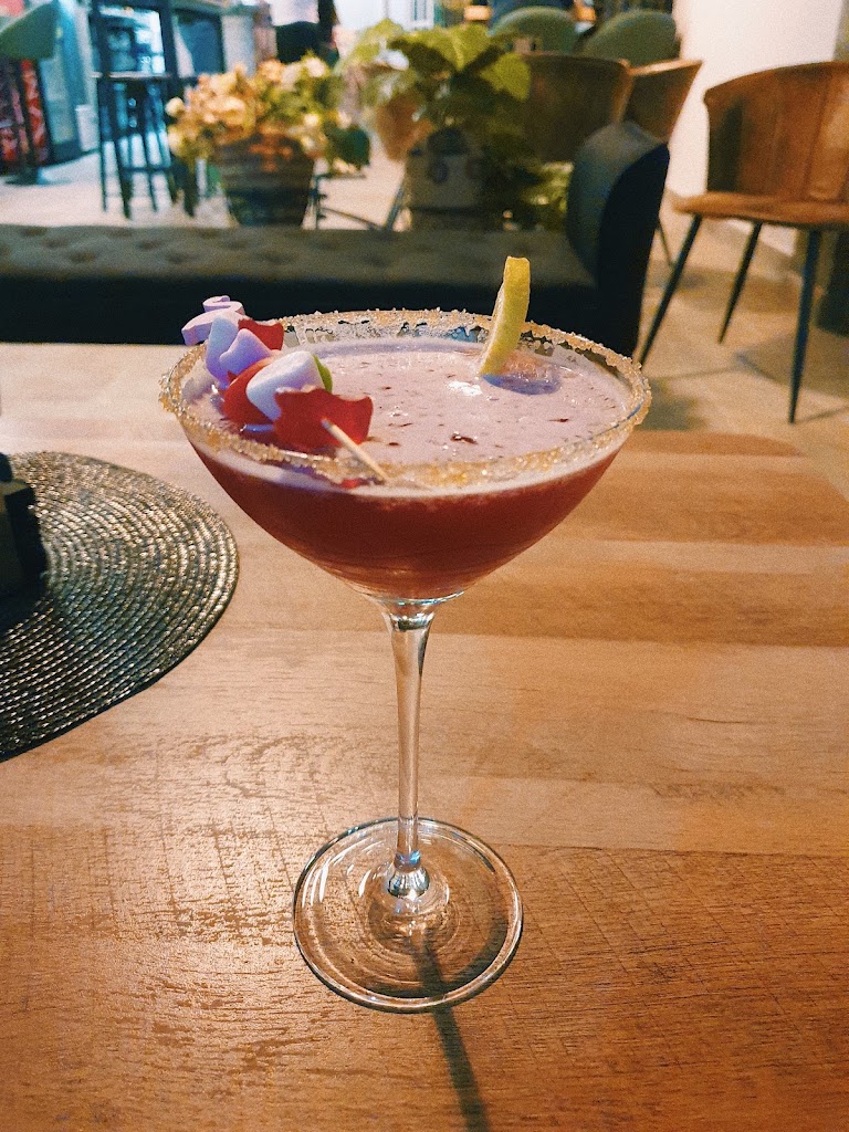 Upstairs at Seven — Comida y bebida