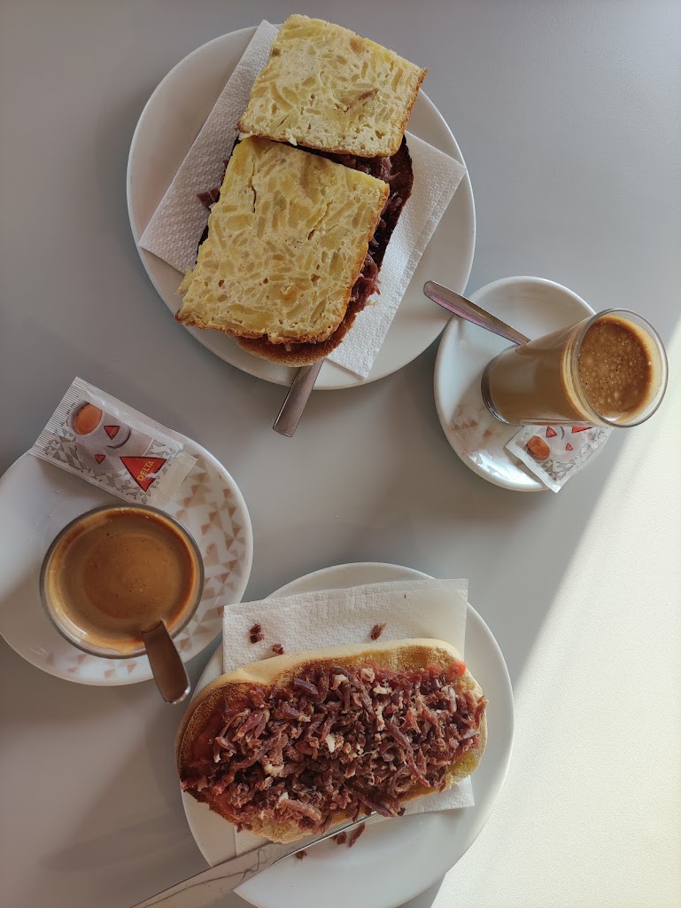 Cafe bar El Magras — Comida y bebida