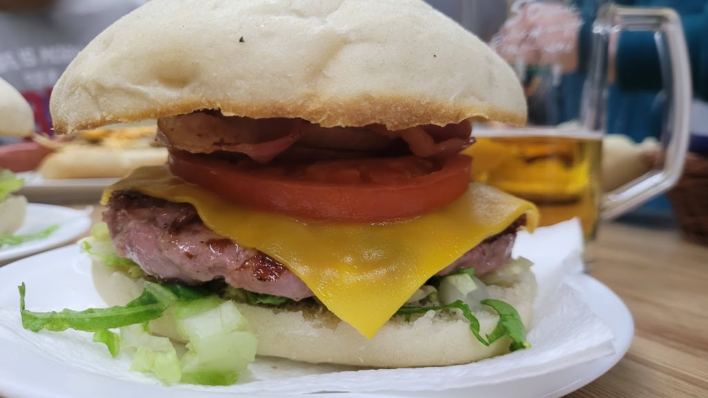 Hamburgueseria Memphis — Comida y bebida